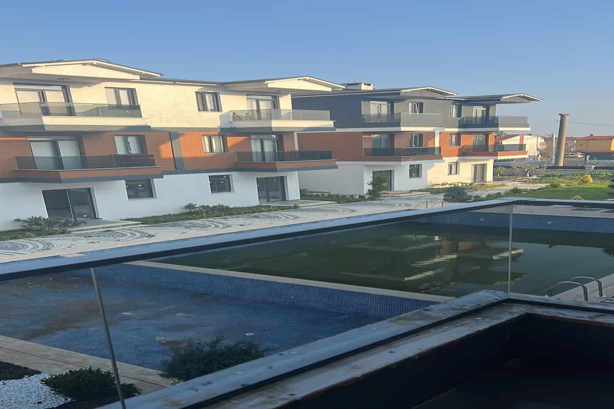 İstanbul'un prestijli b&ouml;lgelerindeki l&uuml;ks villaların temizlik &ouml;ncesi genel g&ouml;r&uuml;n&uuml;m&uuml;, Mis temizlik profesyonel villa temizliği m&uuml;lk analizi ve planlama aşaması