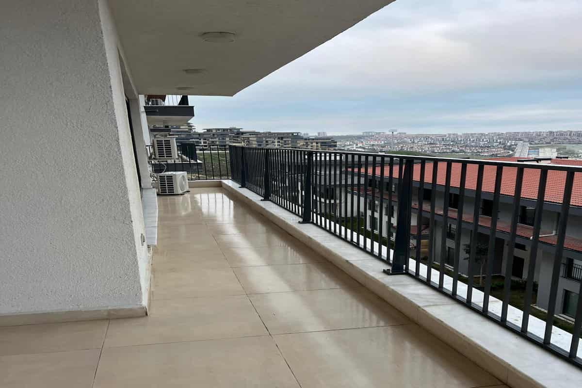 Detaylı gündelik ev temizliği sırasında balkon temizliği.
